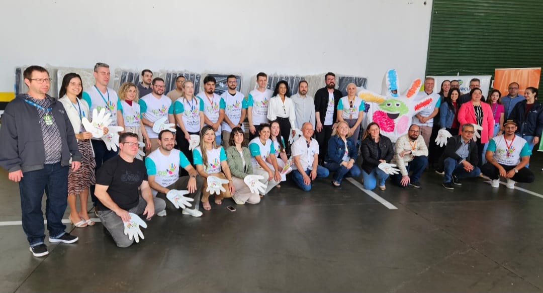 Dia de Cooperar: Oito cooperativas participam e repassam donativos a albergue