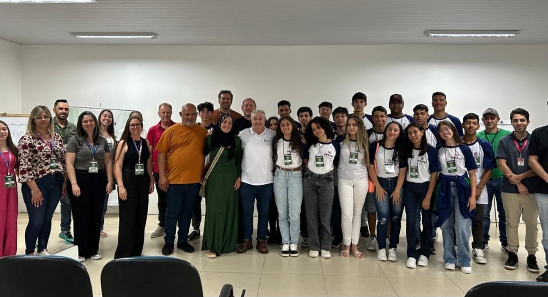 Dilvo recebe alunos e homenagem no Espaço Impulso