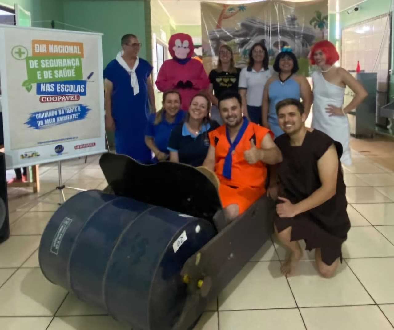 Grupo de teatro de funcionários da Coopavel ensina prevenção a alunos