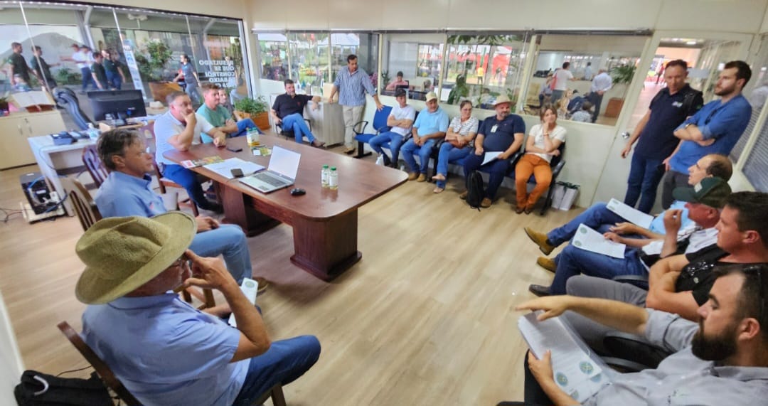 Produtores de leite criam associação para enfrentar crise e desafios do setor