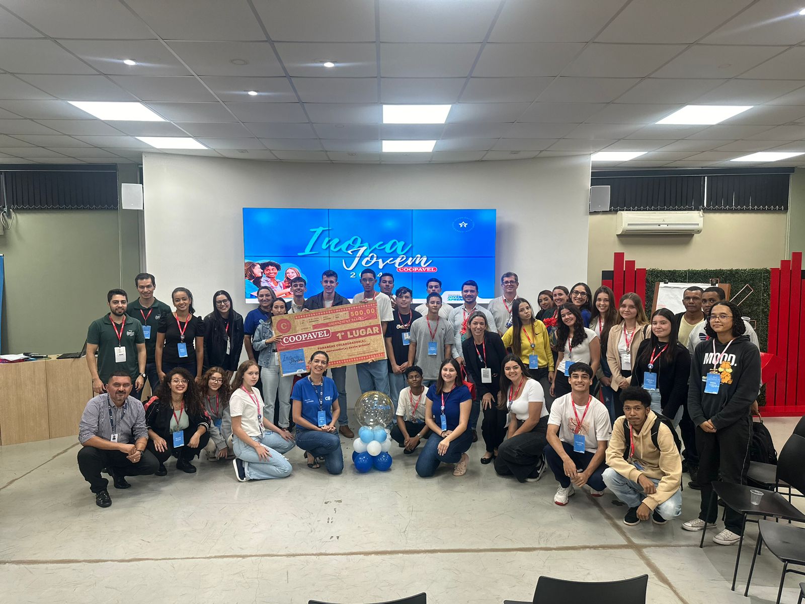 Coopavel realiza atividade especial para lembrar Dia do Jovem Aprendiz