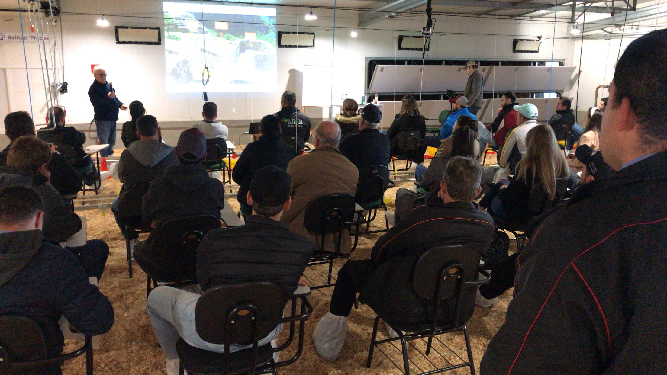 Nome mundial do agro dirige curso no Centro Tecnológico de Avicultura