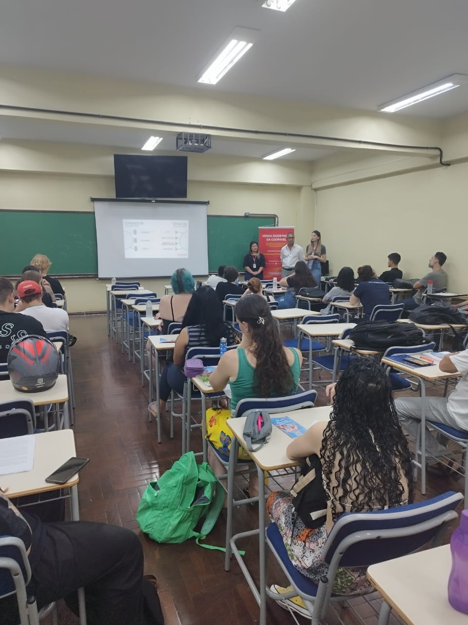 Projeto dissemina oportunidades da Coopavel entre alunos e graduandos