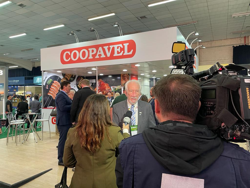 Coopavel apresenta cortes de carnes e lançamentos durante a ExpoApras