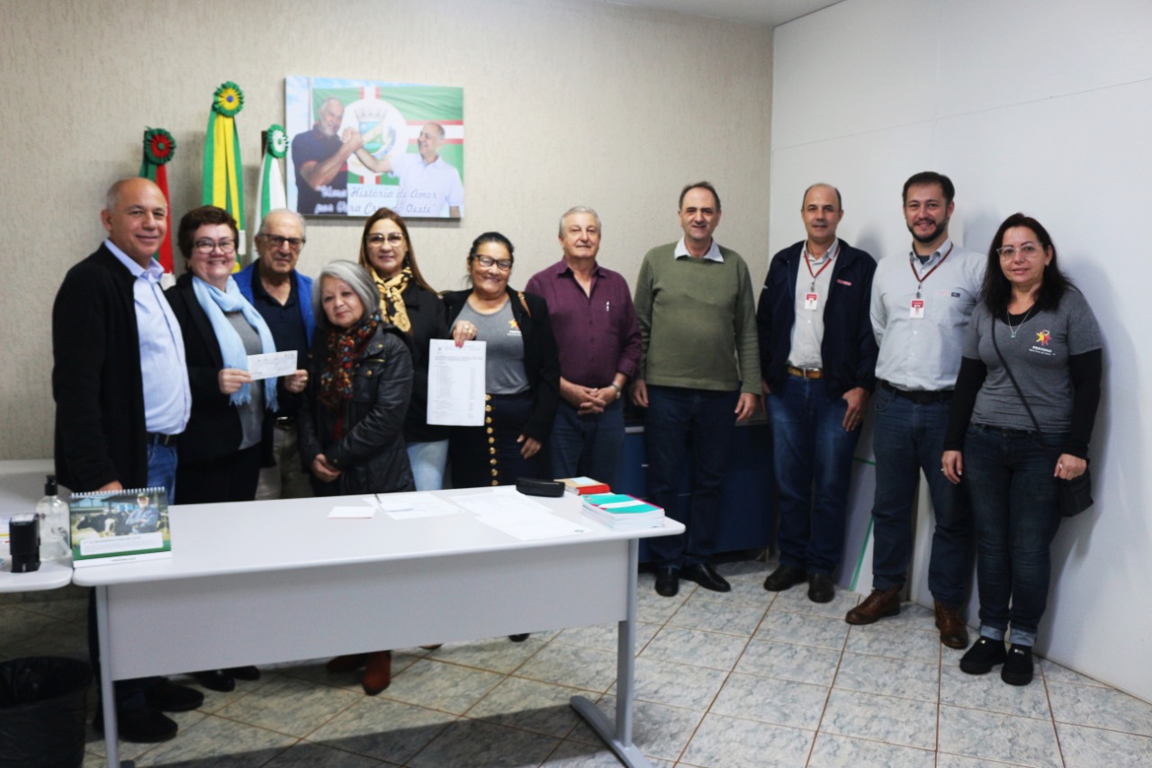 Coopavel doa ao Provopar de Vera Cruz recursos de venda de livros de Ibrahim