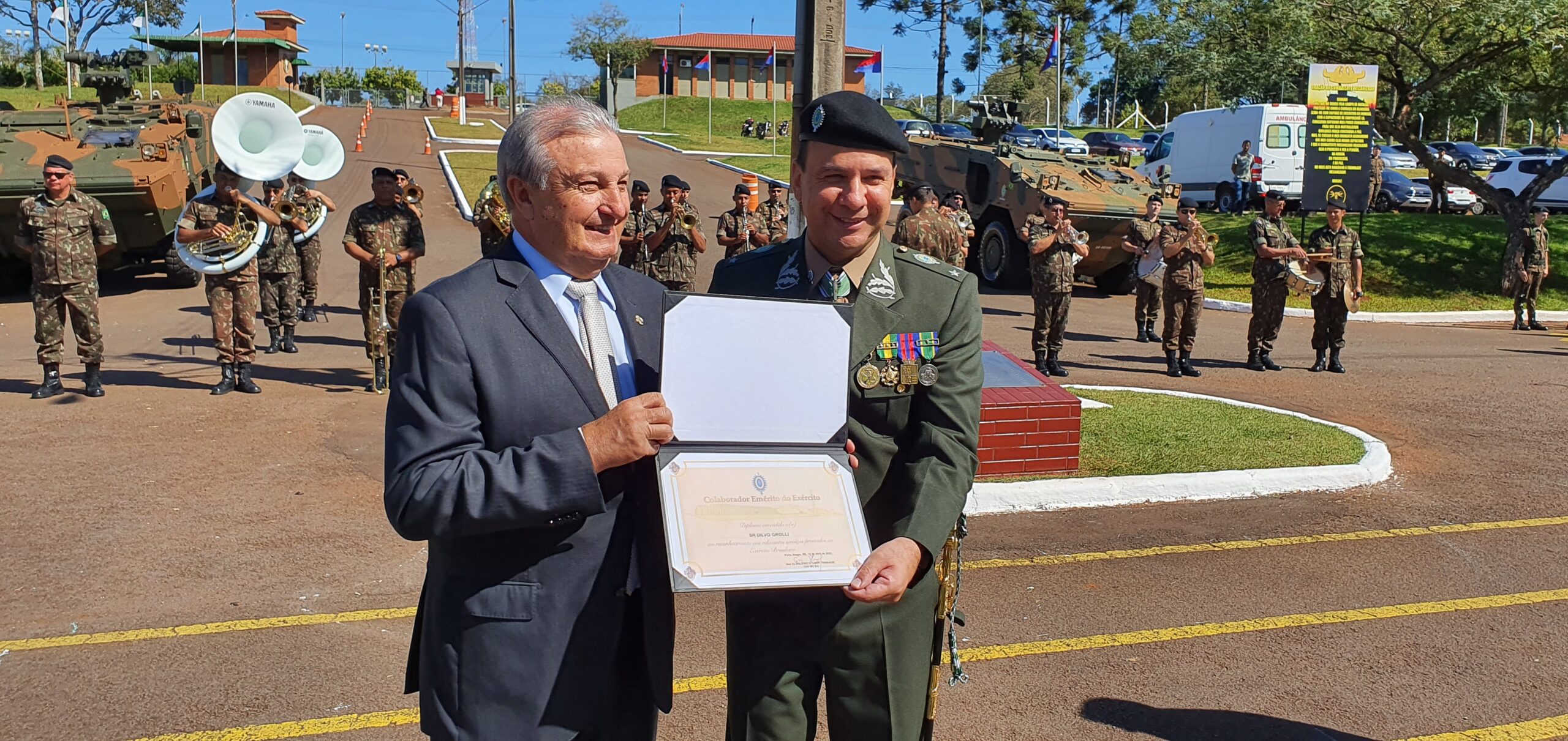 Dilvo Grolli recebe o diploma de colaborador emérito do Exército